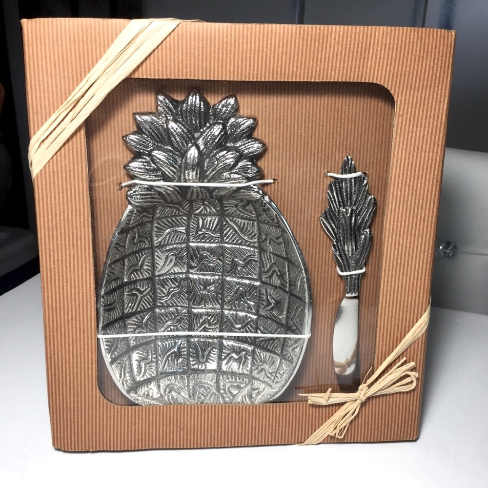 Pineapple serving dish with spreader